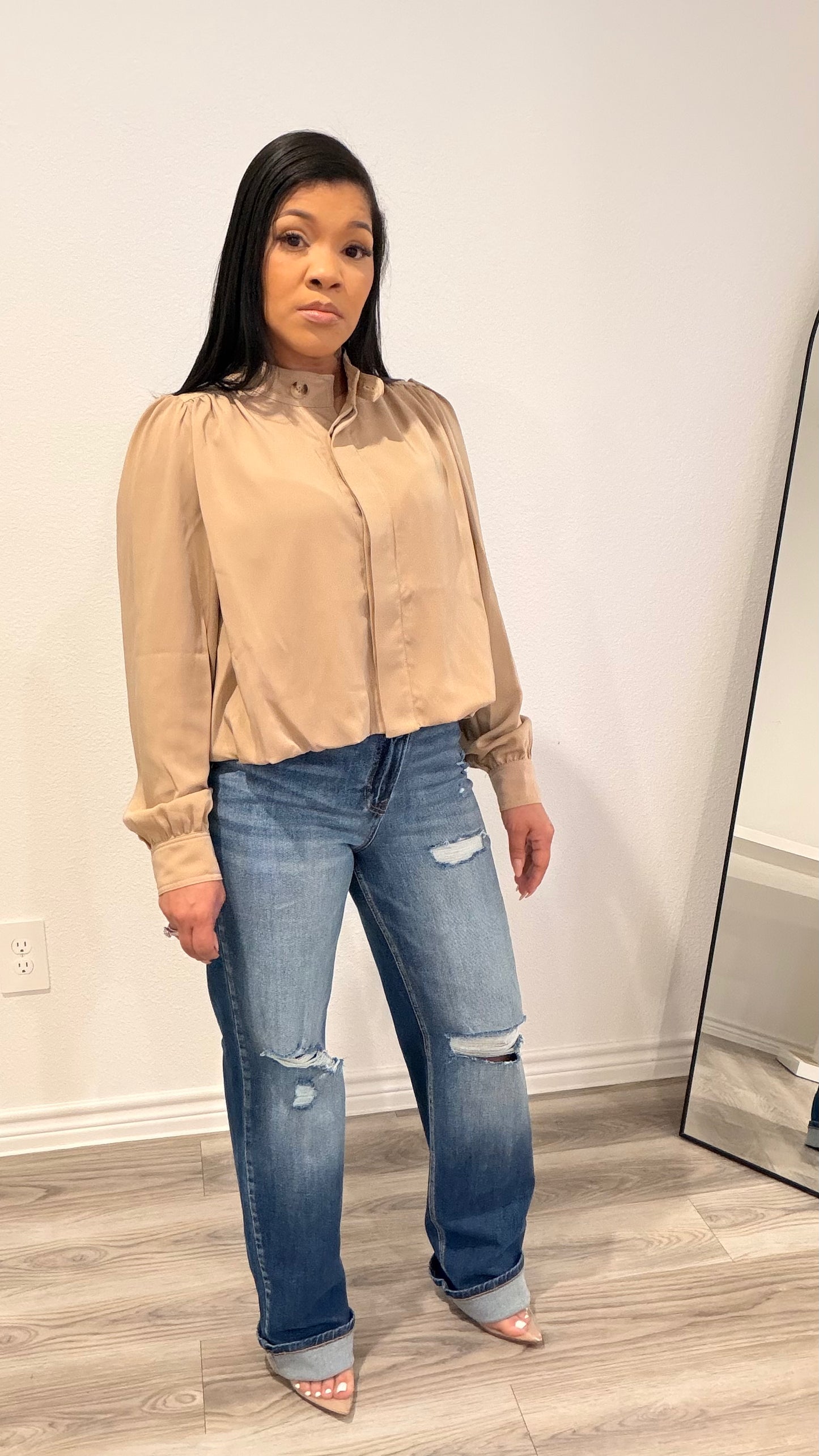 Woman wearing a woven blouse with a relaxed fit and softly shaped hem.